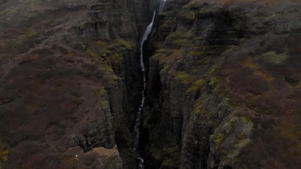 Vue aérienne du canyon vert rocheux Fjadrargljufur en Islande avec une chute d'eau
