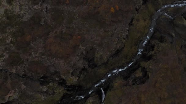 바위투성이 의산들 사이를 흐르는 작은 강을 공중에서 바라본 모습, 아이슬란드. — 비디오
