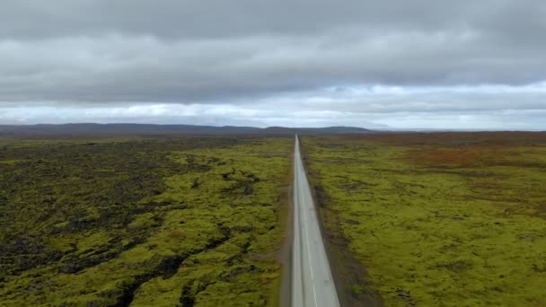 엘 드 룬의 용암 지대를 통과하는 공중 도로. 아이슬란드. — 비디오
