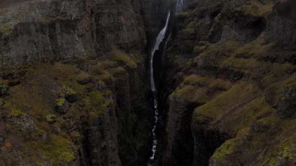 Aerial of rocky grøn Fjadrargljufur Canyon i Island med et vandfald – Stock-video