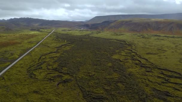 Eldhraun lav tarlalarından geçen hava yolu. İzlanda. — Stok video