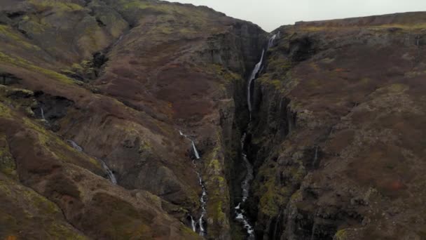 Vue aérienne du canyon vert rocheux Fjadrargljufur en Islande avec une chute d'eau
