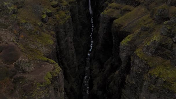 Vue aérienne du canyon vert rocheux Fjadrargljufur en Islande avec une chute d'eau