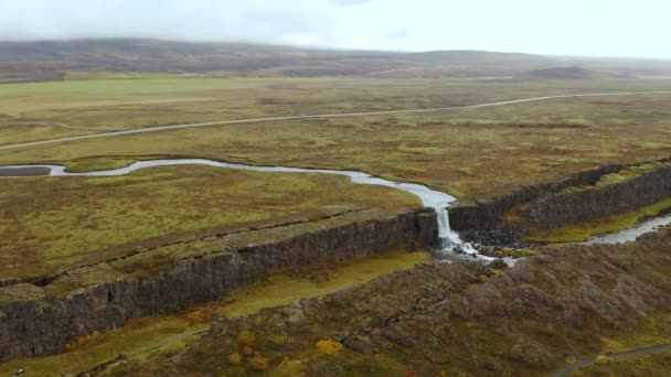 Letecký záznam krajiny kaňonu Sigoldugljufur s malými vodopády na Islandu — Stock video