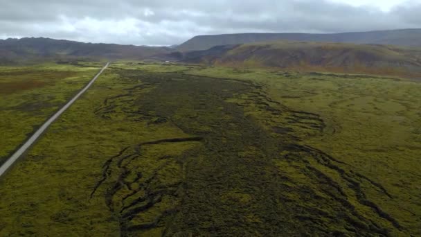 アイスランドの緑の山脈の4k空中ビュー — ストック動画