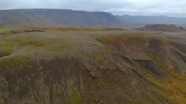 4k Veduta aerea di una catena montuosa verde in Islanda — Video Stock