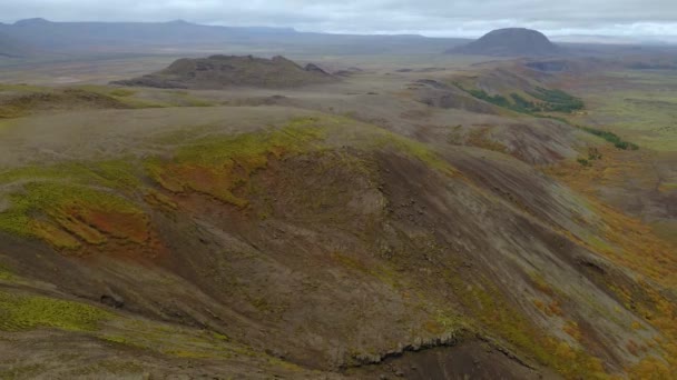 4k Luchtfoto van een groene bergketen in IJsland — Stockvideo