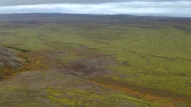 アイスランドの緑の山脈の4k空中ビュー — ストック動画