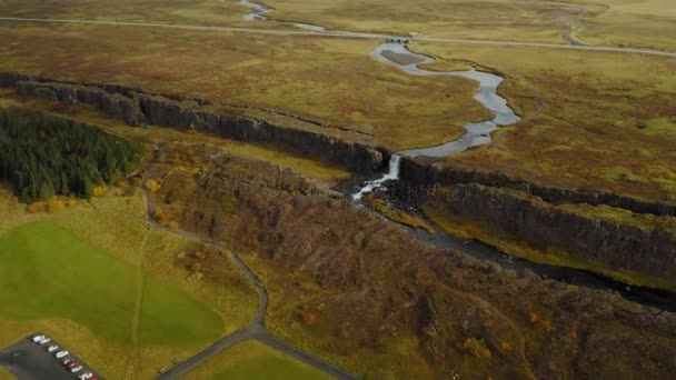 Robuust landschap van de Fjadrargljufur Canyon in IJsland. Luchtfoto. — Stockvideo