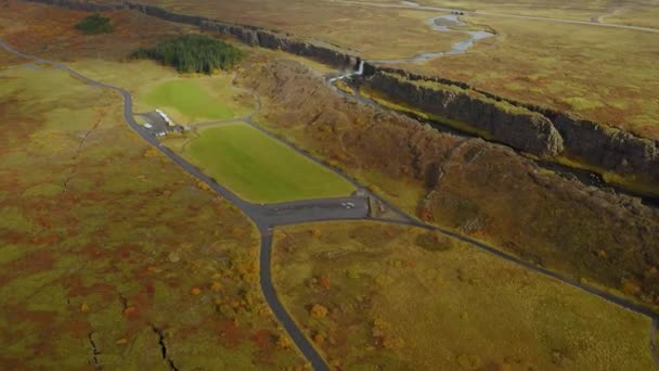 Rugged Landscape of Fjadrargljufur Canyon in Iceland (en inglés). Disparo aéreo . — Vídeo de stock