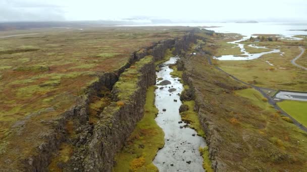 Die zerklüftete Landschaft des Fjadrargljufur Canyons in Island. Luftaufnahme. — Stockvideo