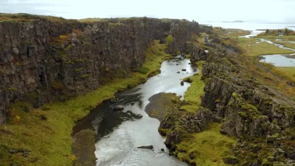 아이슬란드의 꼬불꼬불 한 파자드 라 글 로우 모피 캐년. 공중 촬영. — 비디오