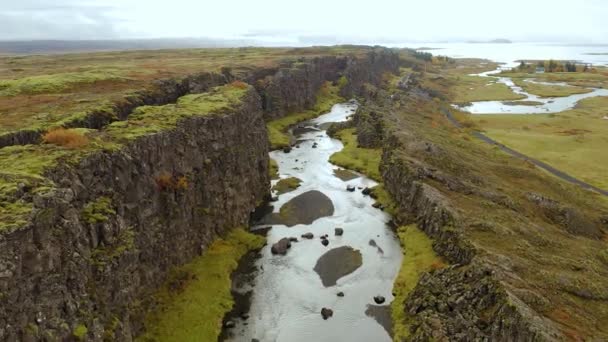 アイスランドのFjadrgljufurキャニオンの頑丈な風景。空中射撃. — ストック動画