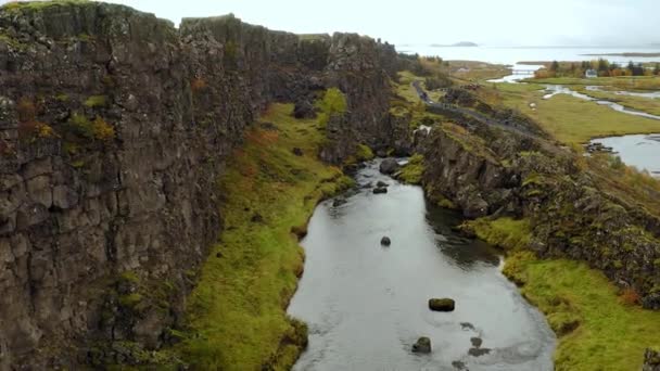 Die zerklüftete Landschaft des Fjadrargljufur Canyons in Island. Luftaufnahme. — Stockvideo