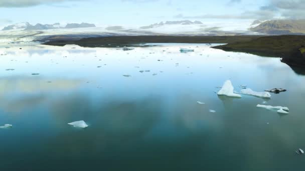 Vista aérea de témpanos de iceberg flotando en el agua — Vídeos de Stock