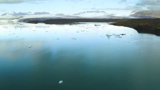 Vista aérea do iceberg floes flutuando na água — Vídeo de Stock