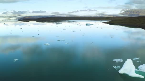 Vista aérea de témpanos de iceberg flotando en el agua — Vídeos de Stock