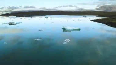 İzlanda 'nın doğu kıyısında yüzen buzdağlarının hava manzarası