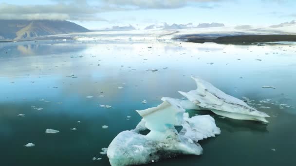 Вид с воздуха на льды айсберга, плавающие в воде — стоковое видео