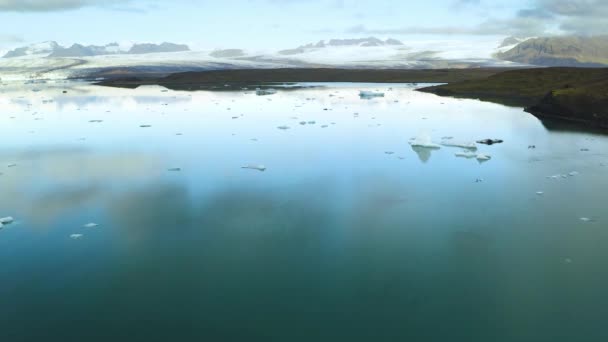 Vue aérienne des icebergs flottant dans l'eau — Video