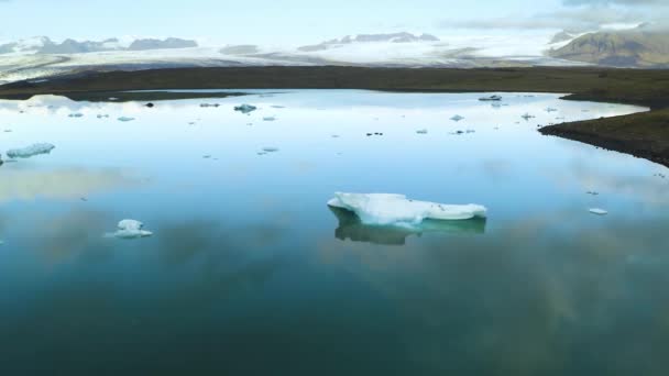 Letecký pohled na ledovce plovoucí na východním pobřeží Islandu — Stock video