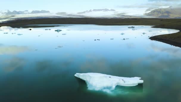 Vista aérea de icebergs flotando en la costa oriental de Islandia — Vídeos de Stock