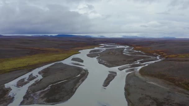 Vista del gran lecho del río junto a la cascada Seljalandsfoss — Vídeo de stock