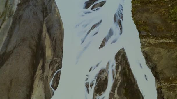 Drone bovenaanzicht van een IJslandse gevlochten rivierbedding — Stockvideo