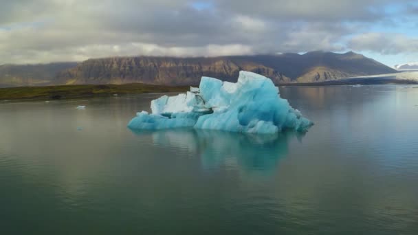 Vue aérienne des icebergs flottant dans l'eau — Video