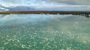 Suda Yüzen Buz Dağlarının Havadan Görünümü