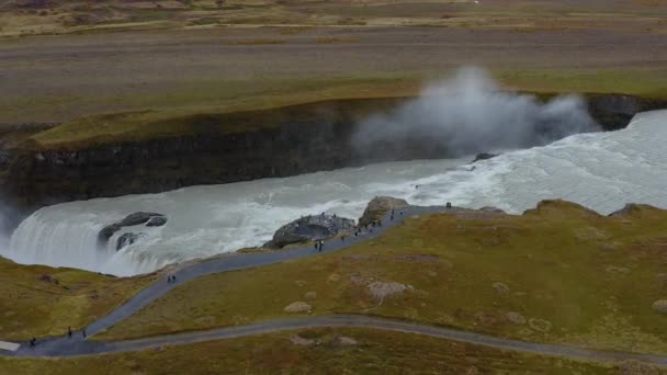 Luchtfoto van de Godafoss waterval. Het is een van de spectaculaire watervallen in IJsland. — Stockvideo