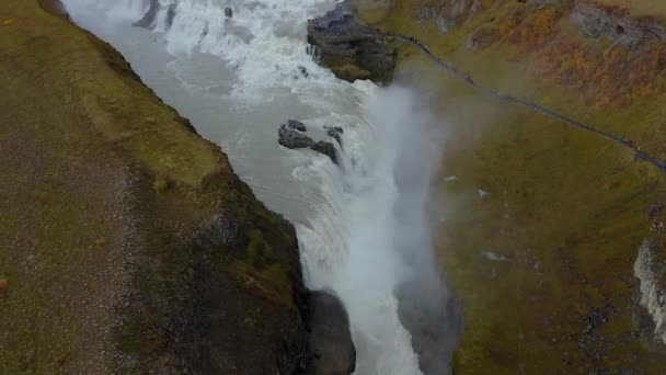 Luchtfoto van de Godafoss waterval. Het is een van de spectaculaire watervallen in IJsland. — Stockvideo