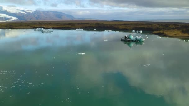Vista aérea de témpanos de iceberg flotando en el agua — Vídeos de Stock