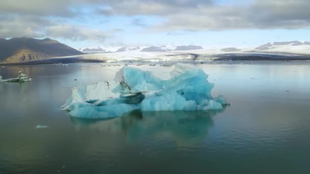 Luchtfoto van ijsberg drijft drijvend in het water — Stockvideo