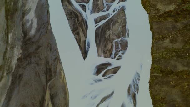 Pemandangan puncak Drone dari dasar sungai Islandia dikepang — Stok Video