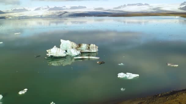 Vista aérea do iceberg floes flutuando na água — Vídeo de Stock