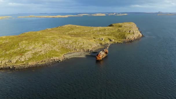 Flygfoto av ett övergivet fartyg bredvid en ö på Island. — Stockvideo