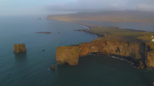 Flygfoto över klippbranten vid Dyrholaey udde vid solnedgången. — Stockvideo