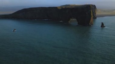 Gün batımında Dyrholaey 'deki kayalık uçurumun havadan görüntüsü..