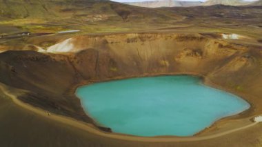 Göl manzaralı küçük volkanik Krafla gölü, gök mavisi su, İzlanda