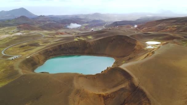 Vue aérienne du petit lac volcanique de Krafla avec de l'eau azurée, Islande — Video