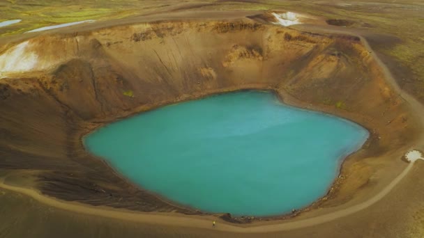 アイスランドの紺碧の水と小さな火山クラフラ湖の空中ビュー — ストック動画