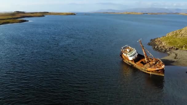 Aérien d'un navire abandonné à côté d'une iseland en Islande . — Video