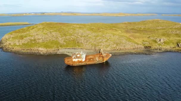 Aeronave de um navio abandonado ao lado de uma ilha na Islândia . — Vídeo de Stock