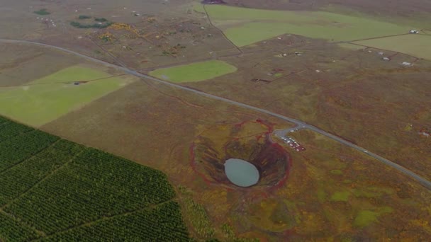 Vista aérea em torno da área da cratera do vulcão Kerio na Islândia — Vídeo de Stock