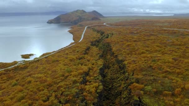 秋天，冰岛公路穿过峡湾的空中拍摄到了令人叹为观止的高山和大海 — 图库视频影像