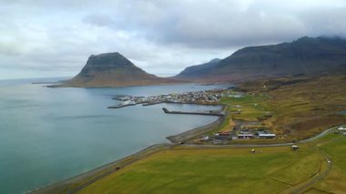 Kirkjufell ve Grundarfjorour 'un panoramik hava görüntüsü