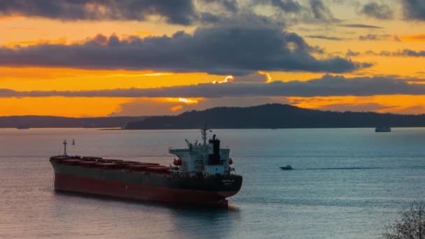Enorme navio-tanque ancorado em uma baía em Seattle ao pôr-do-sol — Vídeo de Stock