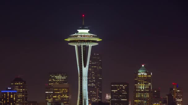 Vue d'ensemble des bâtiments de Seattle éclairés la nuit — Video