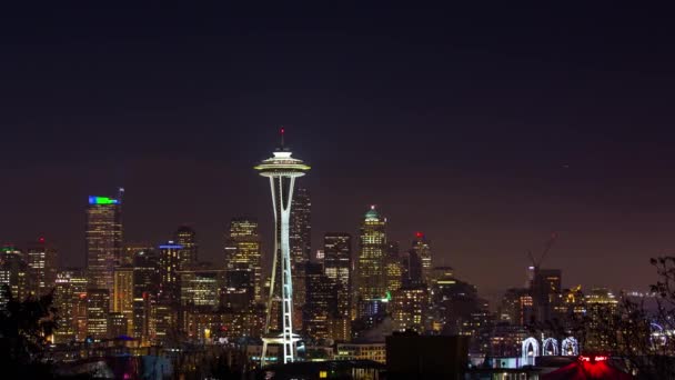 Bred bild av Seattle byggnader med upplysta liter på natten — Stockvideo